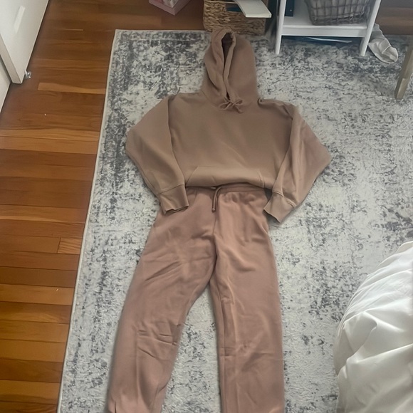 Aritzia matching TNA jogger set - Picture 1 of 5